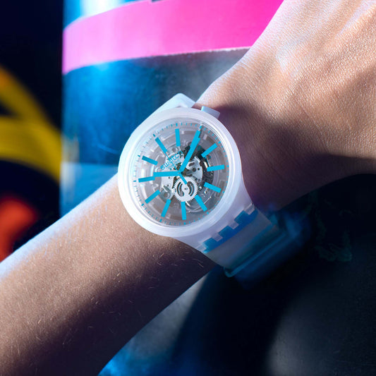 Reloj Swatch Blue-In-Jelly de cuarzo con esfera blanca y esqueleto SO27E105