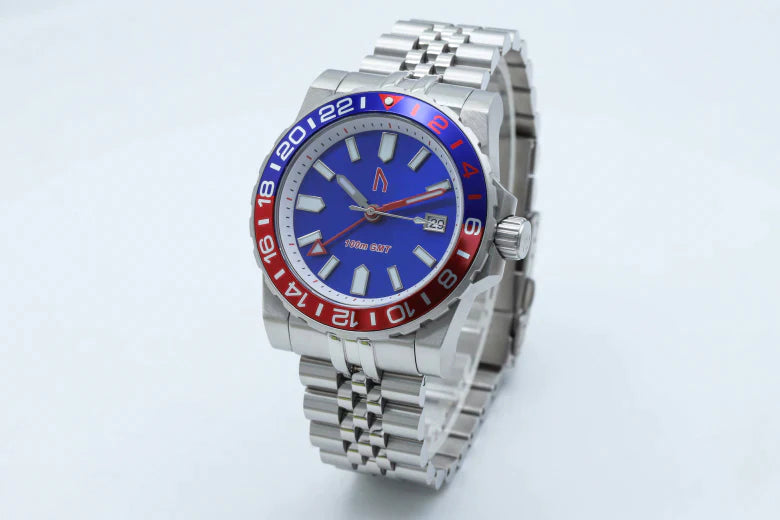 Reloj deportivo de buceo con esfera blanca y GMT de 100 m de Ugly Watch Co.